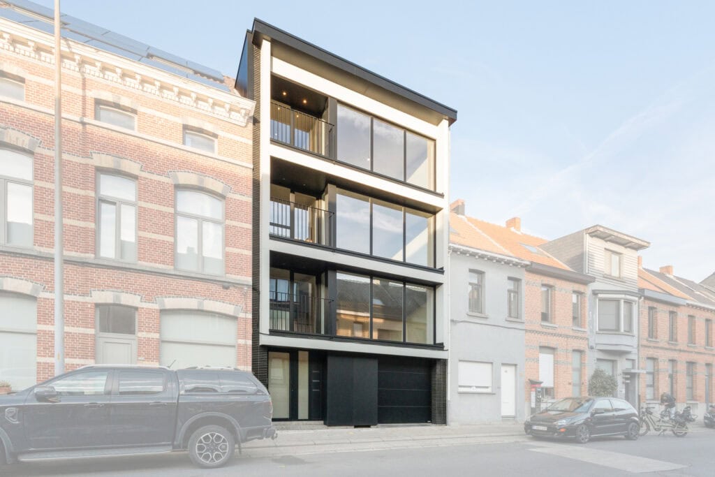 Modern appartementengebouw met grote glazen balkons, stadswoning, architecturaal design.