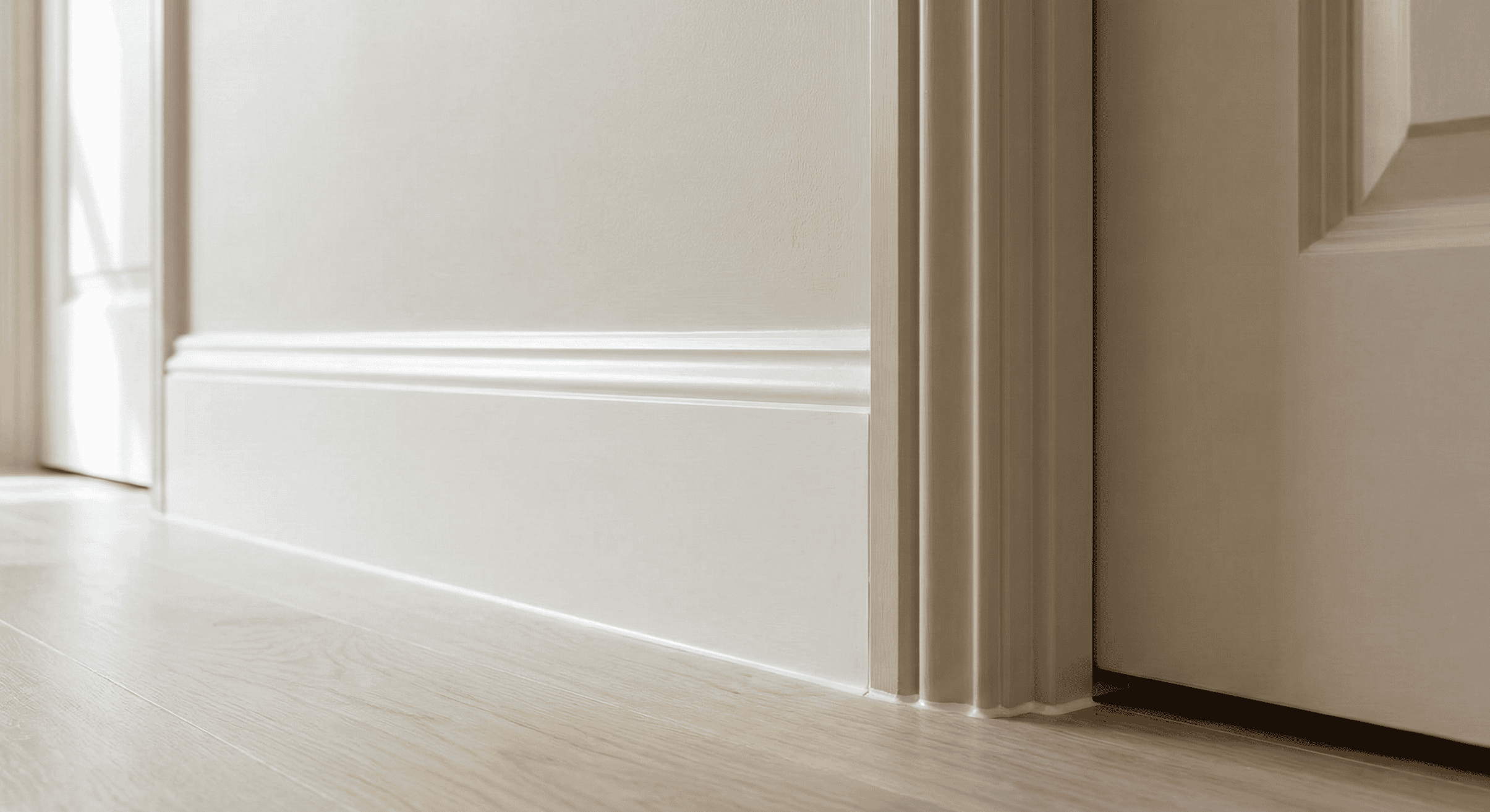 Nette afwerking in renovatie: strakke plinten, correcte kitnaden en consistent kleurgebruik in hal en leefruimte